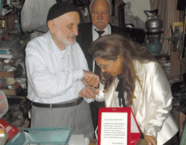 ' EĞİTİM DEDE ' DEN PLAKETLİ TEŞEKKÜR