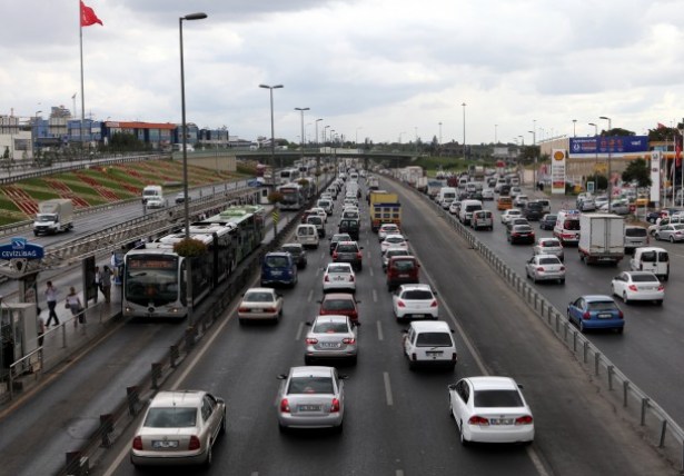 ÜÇ ARAÇTAN BİRİ YAŞLI