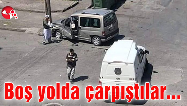 Boş yolda çarpıştılar…