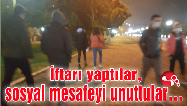 İftarı yaptılar, sosyal mesafeyi unuttular...