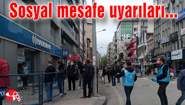 Banka önlerinde sosyal mesafe uyarıları...