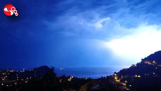 Şimşekler geceyi aydınlattı...