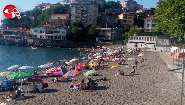 Plajın açılması beklemeden akın ettiler...