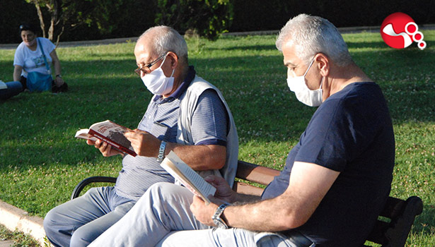 Sahil Bandında kitap okuma keyfi...