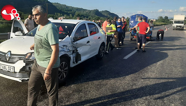 Tarım aracı otomobille çarpıştı... 3 yaralı...