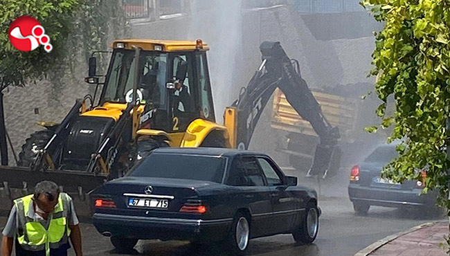 Su borusu patladı, trafik kitlendi