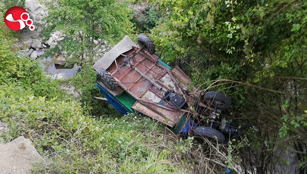 Tarım aracıyla dereye yuvarlandı...