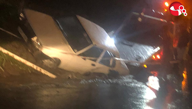 Kontrolden çıkan araç çukura düştü...