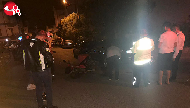 Sürücüsünün kontrolünden çıkan motosiklet yola devrildi…