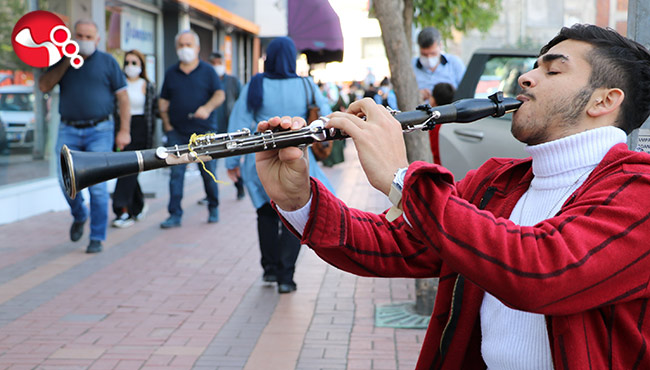 Sokak müzisyeni genç, moral kaynağı...