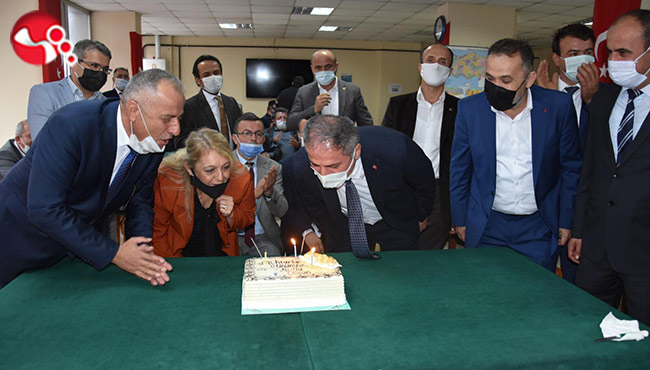 AK Parti’den pastalı kutlama