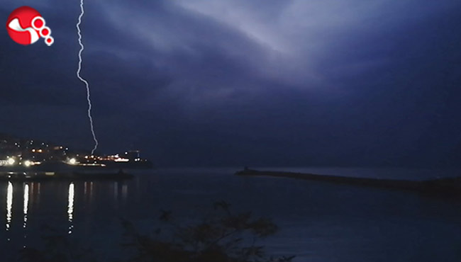 Şimşekler geceyi aydınlattı