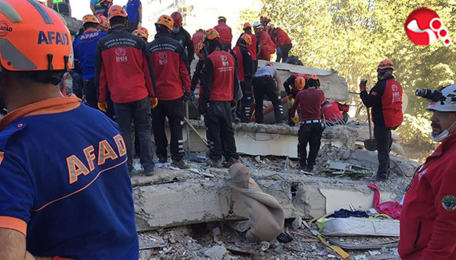 AFAD Ekipleri enkaz altından bir kişiyi canlı kurtard