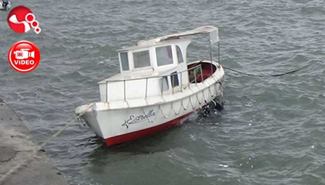 Teknesini bağlayacaktı, denize düştü!..
