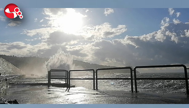 Dev dalgalar istinat duvarını aştı