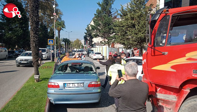 Kamyon Otomobile çarptı...