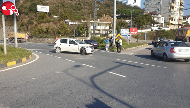 Kavşakta Kaza... Araçlar hurdaya döndü...