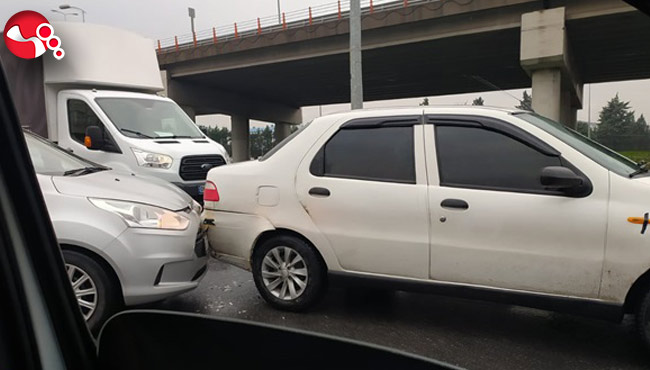 Otomobiller çarpışınca trafik durma noktasına geldi...