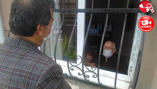 Demir korumalar arasında hasret gideriyorlar...