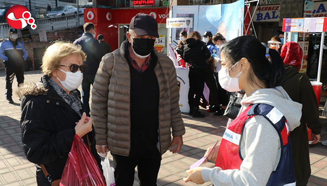 KADINA ŞİDDETE HAYIR için broşür dağıttılar