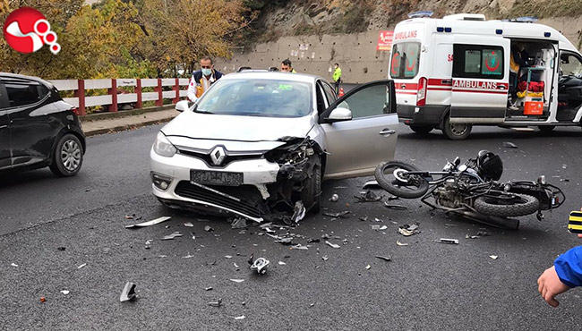Otomobil motosiklete çarptı
