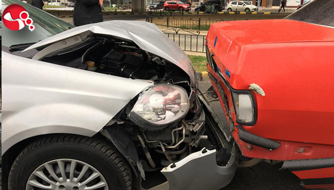 Otomobiller çarpıştı! Yol Trafiğe kapandı...