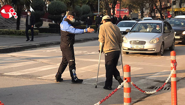 Engelli vatandaşa Polisten yardım eli
