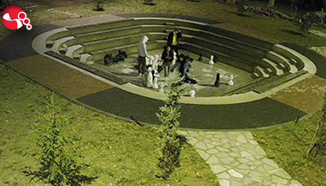 Satranç alanına zarar vermişlerdi