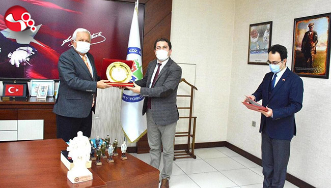 Sempozyum düzenleyen ekibe Teşekkür Plaketi...