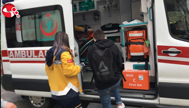 Parkta oynuyordu, parmağını kesti