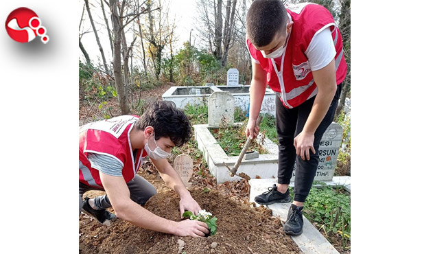 Gönüllü Gençler mezarlık temizledi