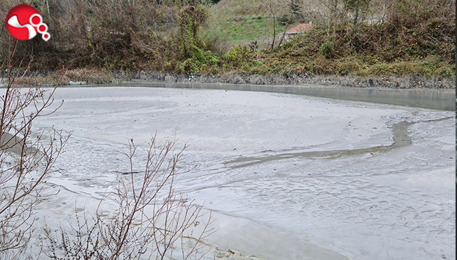 Dere çamur akıyor