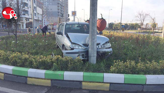 Refüje çıktı, direğe çarptı!