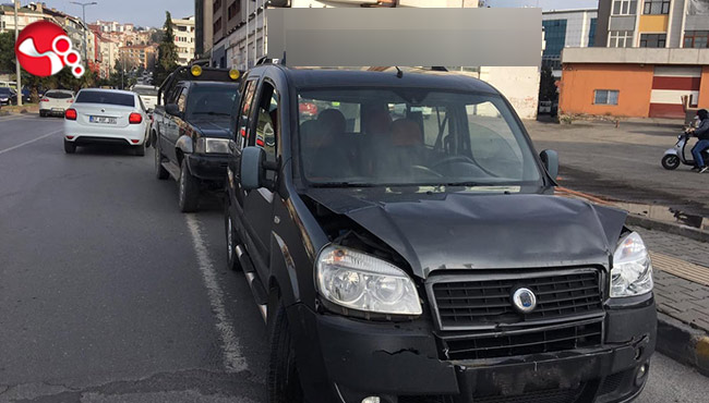 Otomobiller çarpıştı