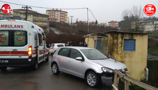 Otomobil köprü korkuluklarına saplandı!..