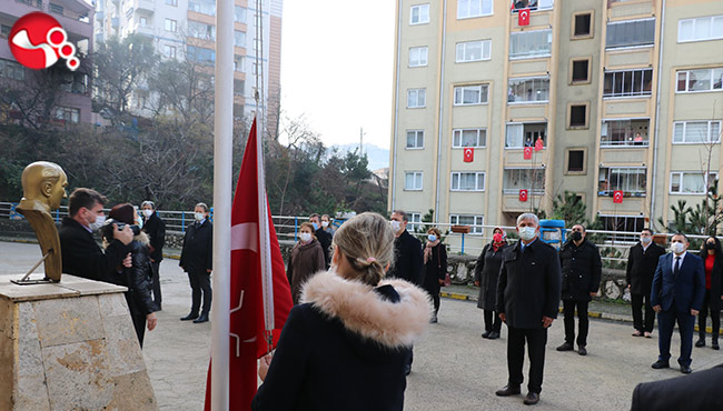 Minikler bayrak töreni heyecanını balkonlarda yaşadı