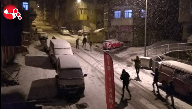 Karı gören sokağa fırladı:Polis ekipleri vatandaşları uyardı...