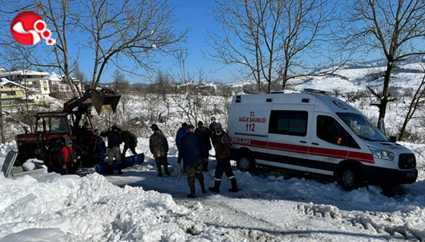 Ambulans kara saplandı, yardımına köy halkı koştu…