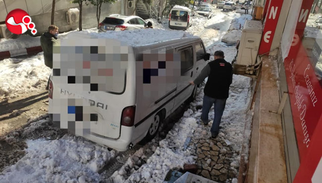 Otomobilin üstüne kar kütlesi düştü!..