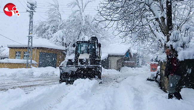 Annesine ulaşmak isterken köyün yollarını açtı