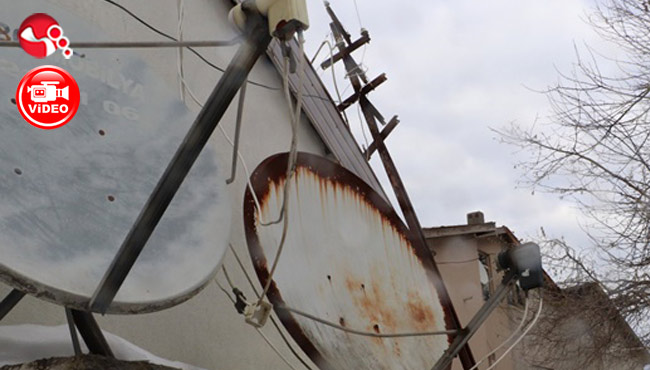 Sokak Lambası Devrildi!Lamba yanıyor, evde elektrik yok...