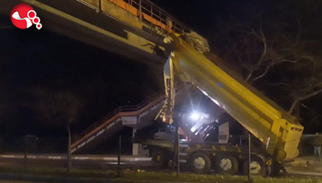 Seyir halindeki Tırın dorsesi açıldı