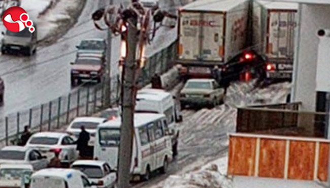 TIR'lar çarpıştı! Trafik durdu...