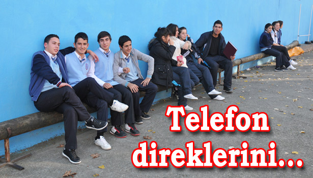 ÖĞRENCİLER TELEFON DİREKLERİNİ BANK OLARAK KULLANIYOR