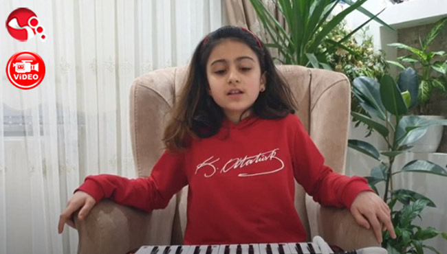 Melodika eşliğinde İstiklal Marşı'nı seslendirdi