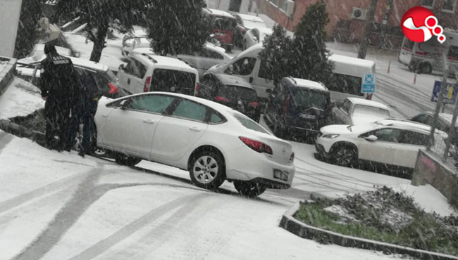 Kontrolden çıkan araç kaldırıma çarparak durabildi