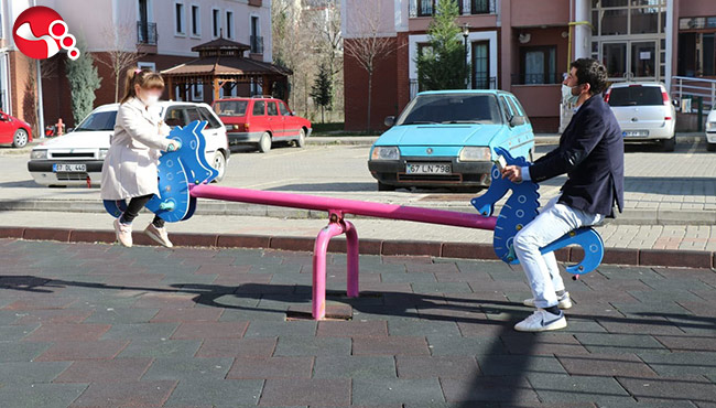 Haciz yoluyla kızını alan baba çocuklar gibi eğlendi