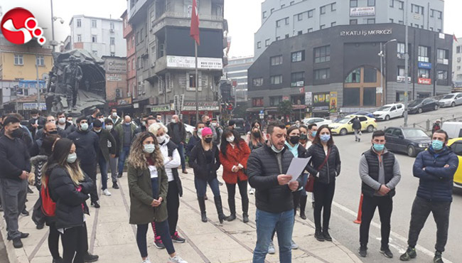 Anıt önünde eylem...