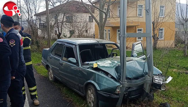 Elektrik direğine çarptı! Yaralılar var...