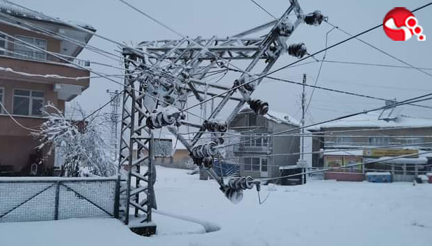 Kar yağınca elektrik direği devrildi!..